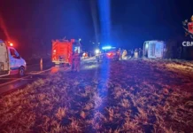 Ônibus de viagem capota após colisão com caminhão e deixa 27 feridos no DF