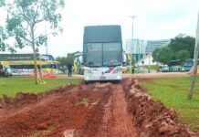 Equipes do GDF recuperam gramado do Teatro Nacional danificado após invasão de ônibus