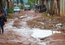Mais de 50% dos moradores de favelas e comunidades do DF viviam em ruas sem pavimentação
