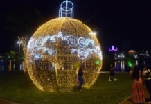 Luzes colorem as noites da cidade