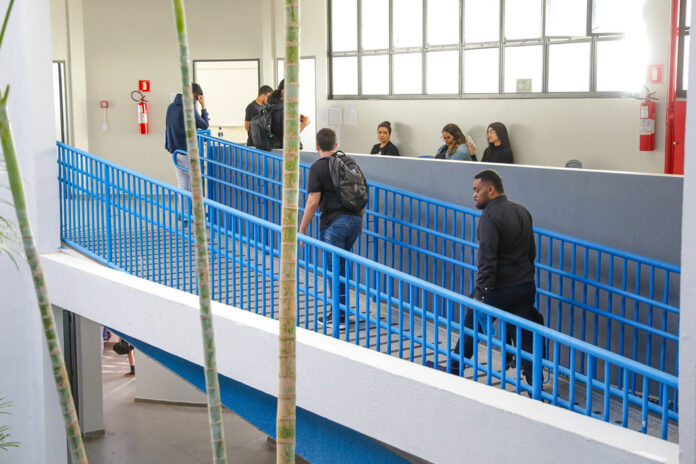 Alunos subindo as escadas