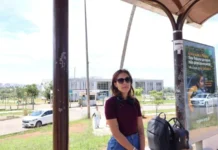 Usuários de ônibus relatam dificuldades com abrigos precarizados