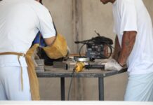 Reeducandos trabalham em recuperação de carteiras escolares no DF