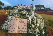Entre rosas e sirenes, amigos e familiares pedem justiça para Rodrigo Castanheira