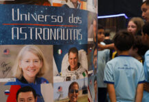 Estudantes do CEF 102 Norte visitam a exposição Universo Espacial — A Terra é Azul