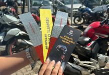 Entregadores por aplicativo recebem kit de adesivos refletivos para baú de motofrete