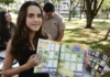 Febre pelas figurinhas da Copa conquista fãs de todas as idades