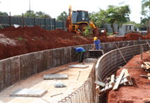 Obra na Piscina de Ondas inicia instalação hidráulica e estrutura de concreto do rio lento