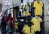 Corrida por camisas da Seleção esvazia estoques e anima vendas