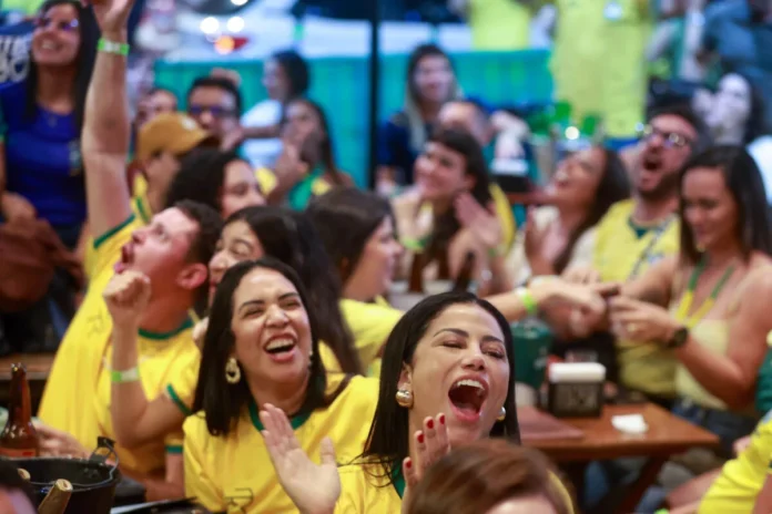 brasilienses-assistem-a-brasil-x-escocia-pela-3-rodada-da-primeira-fase-da-copa-do-mundo-em-bar-na-asa-sul-metropoles-3-scaled-e1783106839225
