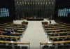 Busca pelos votos dos indecisos na corrida ao Congresso Nacional