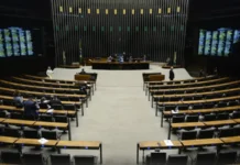 Busca pelos votos dos indecisos na corrida ao Congresso Nacional