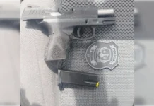 Arma vinculada a preso é encontrada dentro de carro perto do CPP