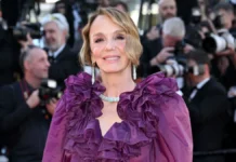 Atriz de “Emily em Paris” comenta sucesso tardio: “Não sou inocente”